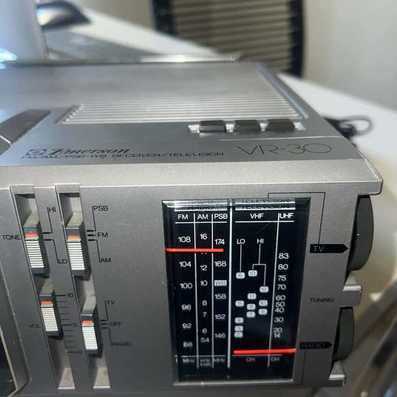 983 Emerson VR-30 Black and White TV AM/FM UHF VHF TESTED (E) - Picture 5 of 7